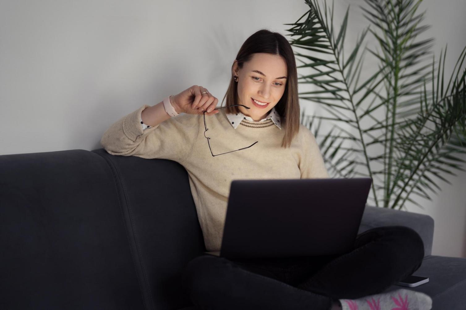 Finanzanalyst arbeitet mit Bewertungsmodellen und Charts